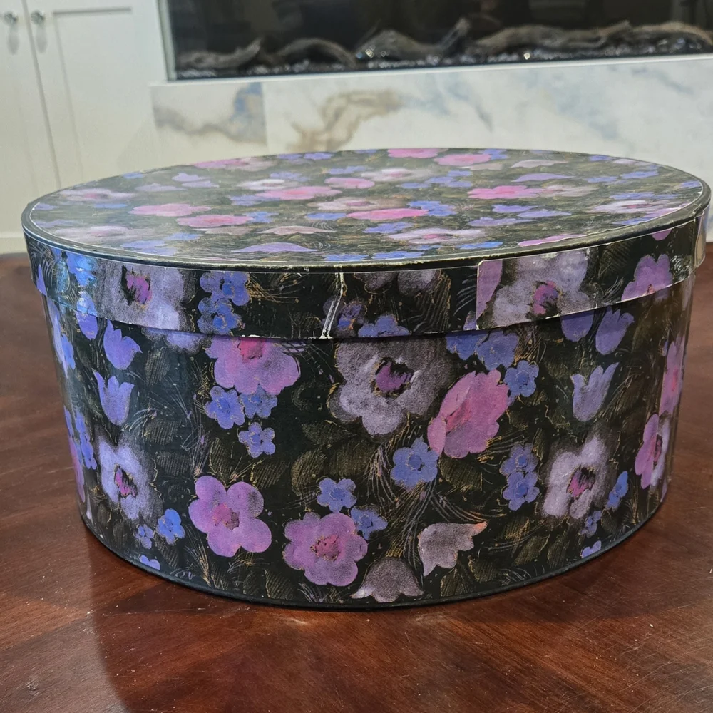 Vintage Round Hat Box - Picture 3 of 15